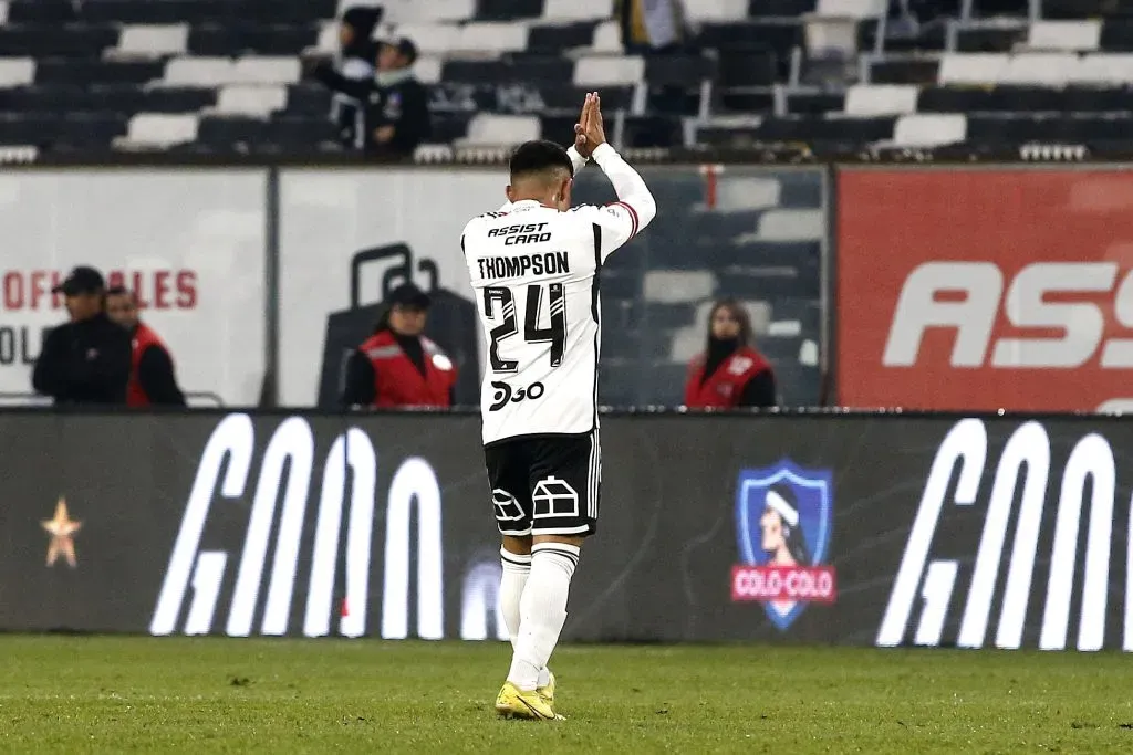 Jordhy Thompson festejó así un gol que le anotó a Deportivo Cali de Colombia en un partido amistoso. (Javier Salvo/Photosport).