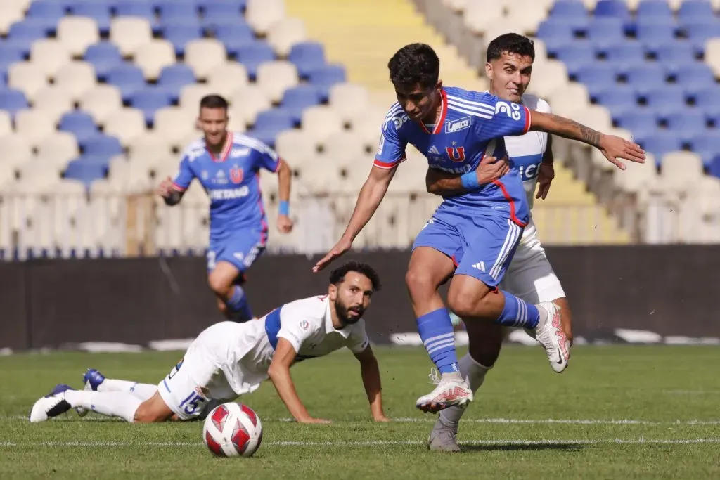 Lucas Assadi será titular en la U ante la UC. Foto: Marco Vazquez/Photosport