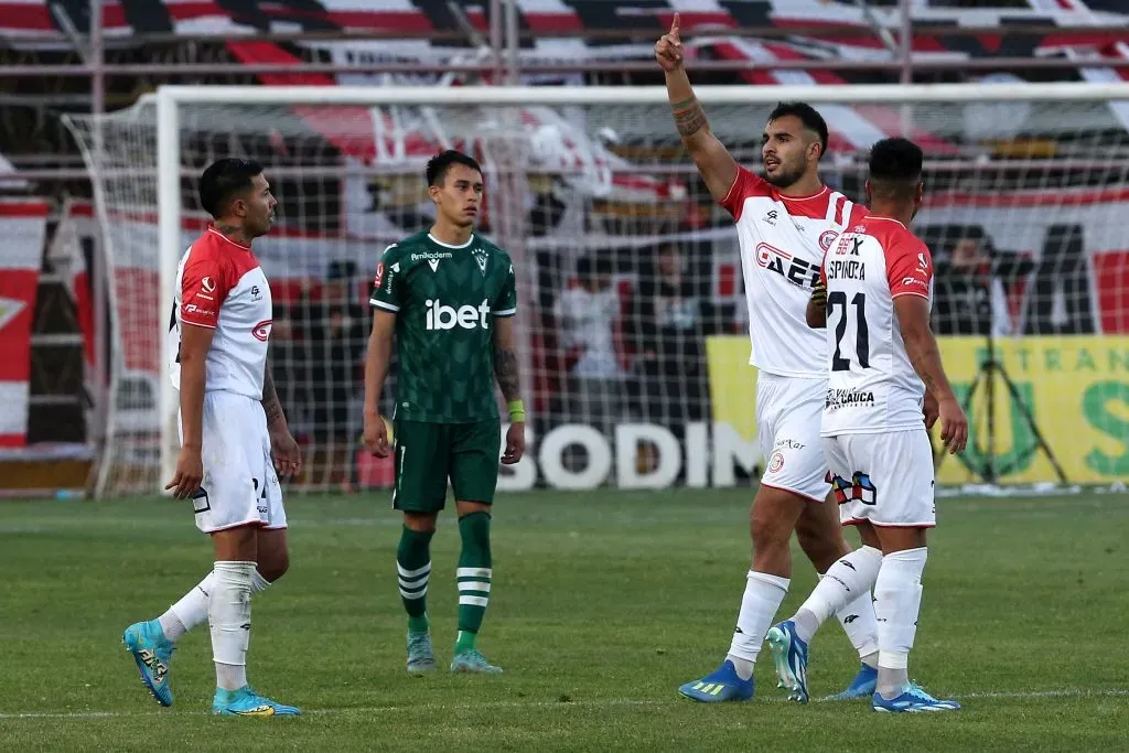 Así festejó JoséPablo Monreal su golazo ante Santiago Wanderers. (Javier Salvo/Photosport).