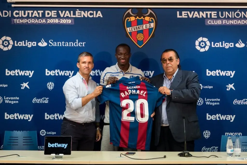 Raphael Dwamena en su llegada al Levante UD | Twitter: Levante