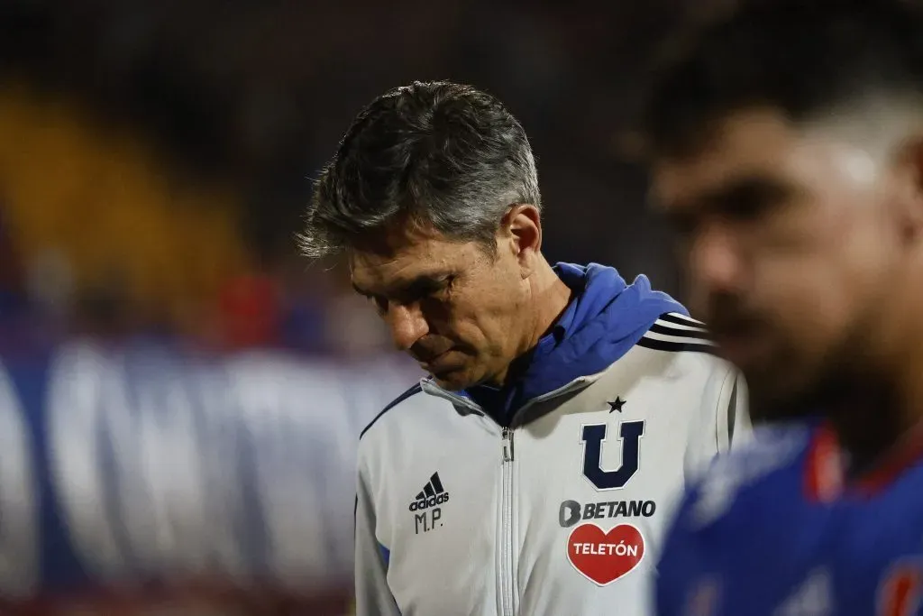 Mauricio Pellegrino parece tener un pie fuera de la U. (Dragomir Yankovic/Photosport).