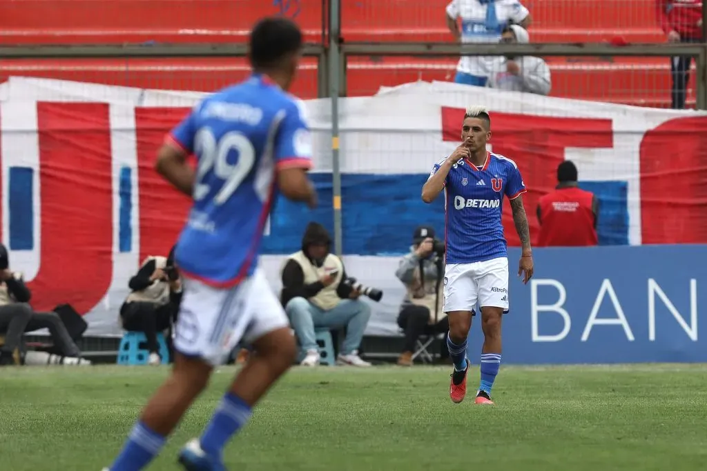 Renato Cordero festeja uno de los goles de Leandro Fernández. La U ganó 3-1 el Clásico Universitario ante la UC. (Javier Salvo/Photosport).