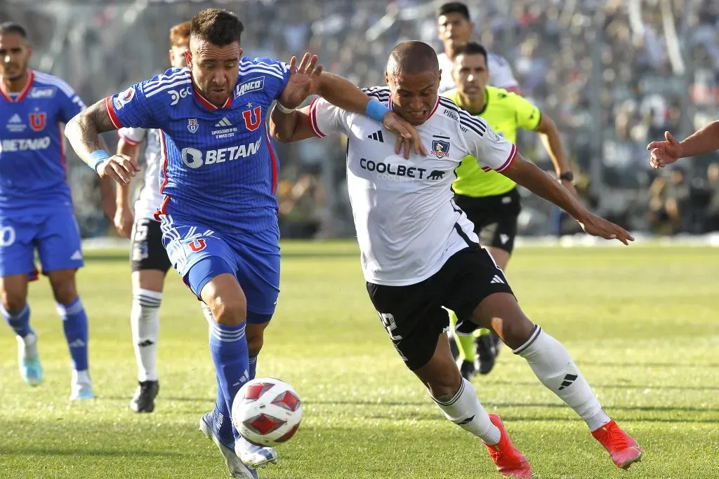 Matías Zaldivia marca a Leandro Benegas en un Superclásico entre la U y Colo Colo. Ambos fueron empates en el Campeonato Nacional 2023. (Photosport).