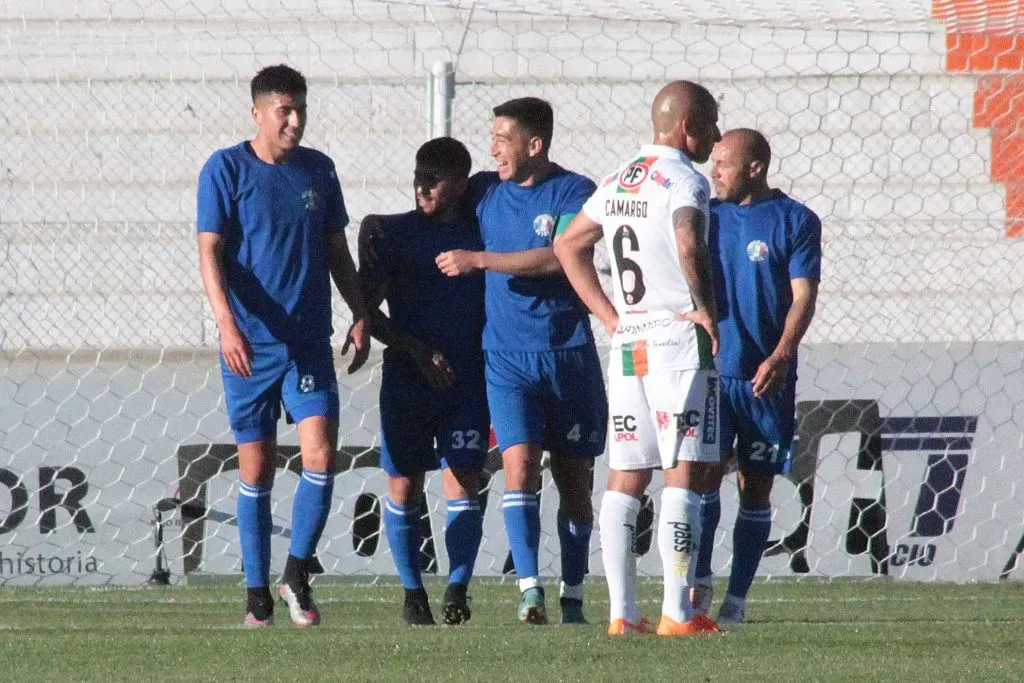 Cobresal sufrió en su propio estadio y ahora corre riesgo en la lucha por el título. Foto: Oscar Tello/Photosport