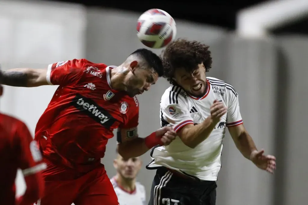 Colo Colo enfrenta a Unión La Calera con la misión de acortar la distancia en la cima del torneo. Foto: Photosport.