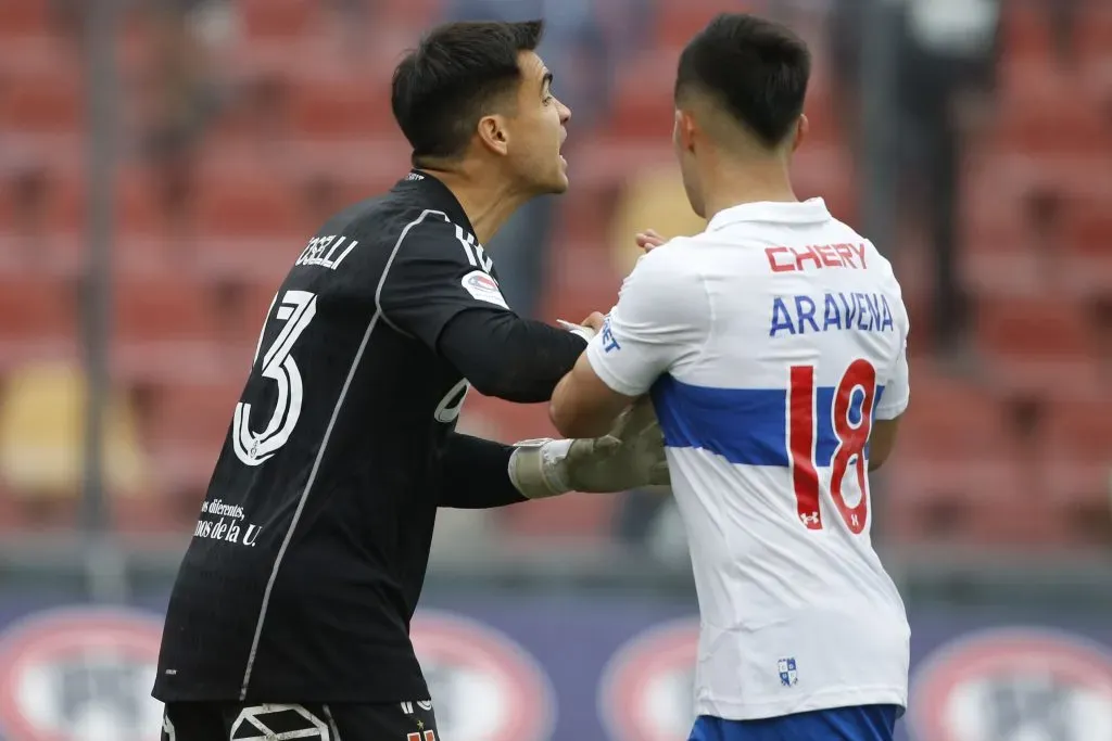 Alexander Aravena y Cristopher Toselli en el Clásico Universitario del domingo | Photosport