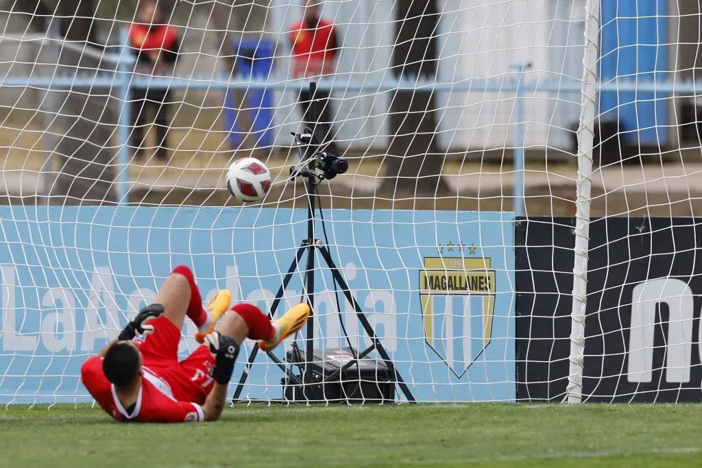 Gabriel Castellón quedó así tras el penal de Larrivey para poner el 1-1 entre Magallanes y Huachipato. (Pepe Alvújar/Photosport).