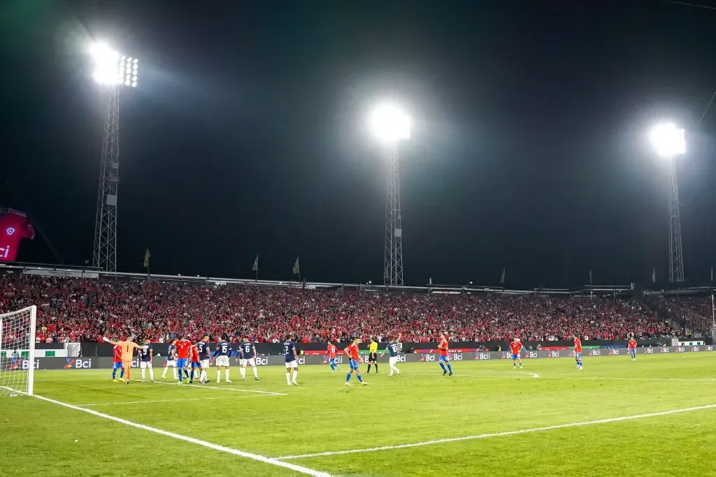 Los hinchas de la selección chilena están perjudicando la localía de la Roja por sus cánticos racistas y xenófobos. | Foto: Guillermo Salazar.