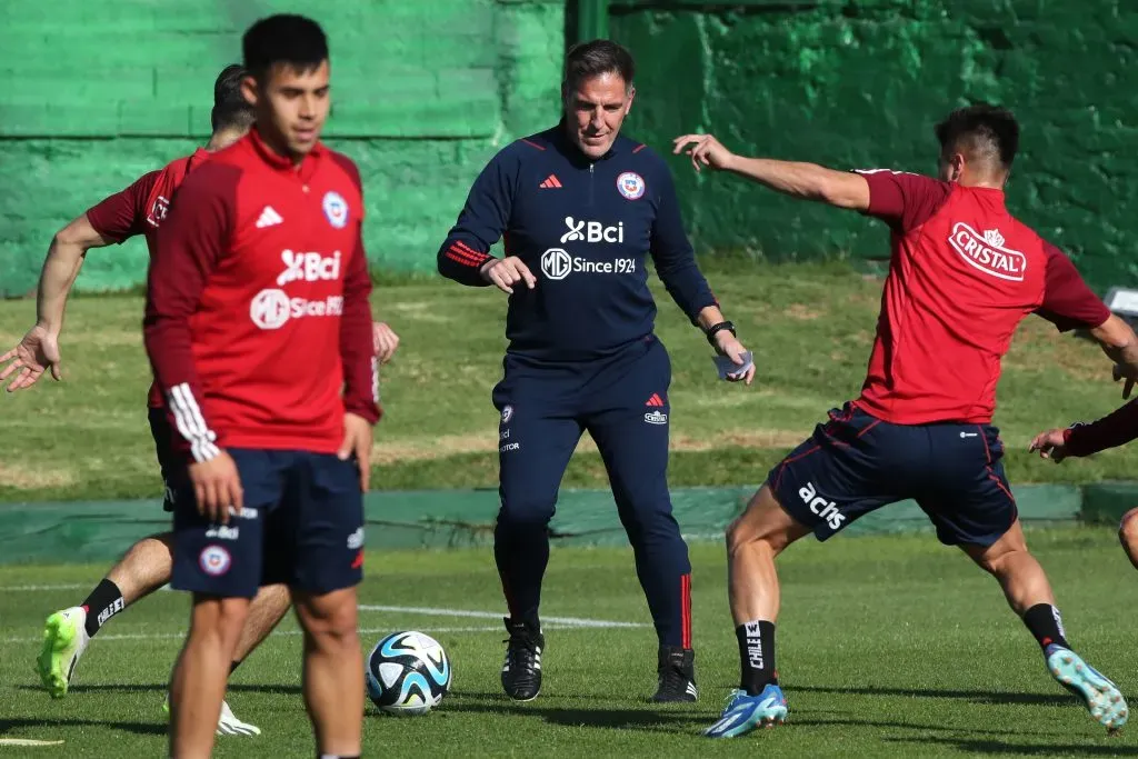 Eduardo Berizzo comenzó su trabajo con los nominados en la Roja. Foto: Jonnathan Oyarzun/Photosport