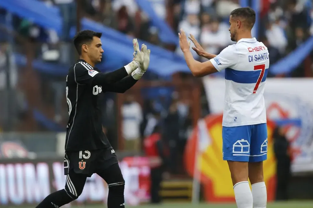 Toselli fue recibido de mala manera por los hinchas de la UC en el Clásico Universitario.Foto: Dragomir Yankovic/Photosport