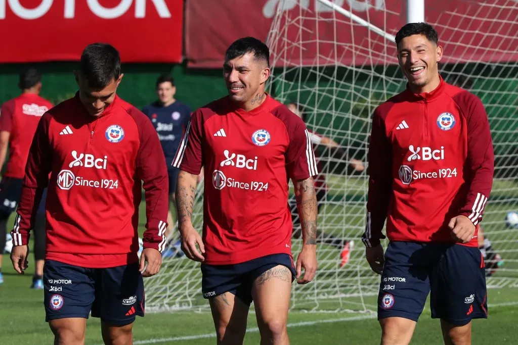 Gary Medel le traspasa toda su experiencia a los jóvenes talentos de la selección chilena. | Foto: Photosport