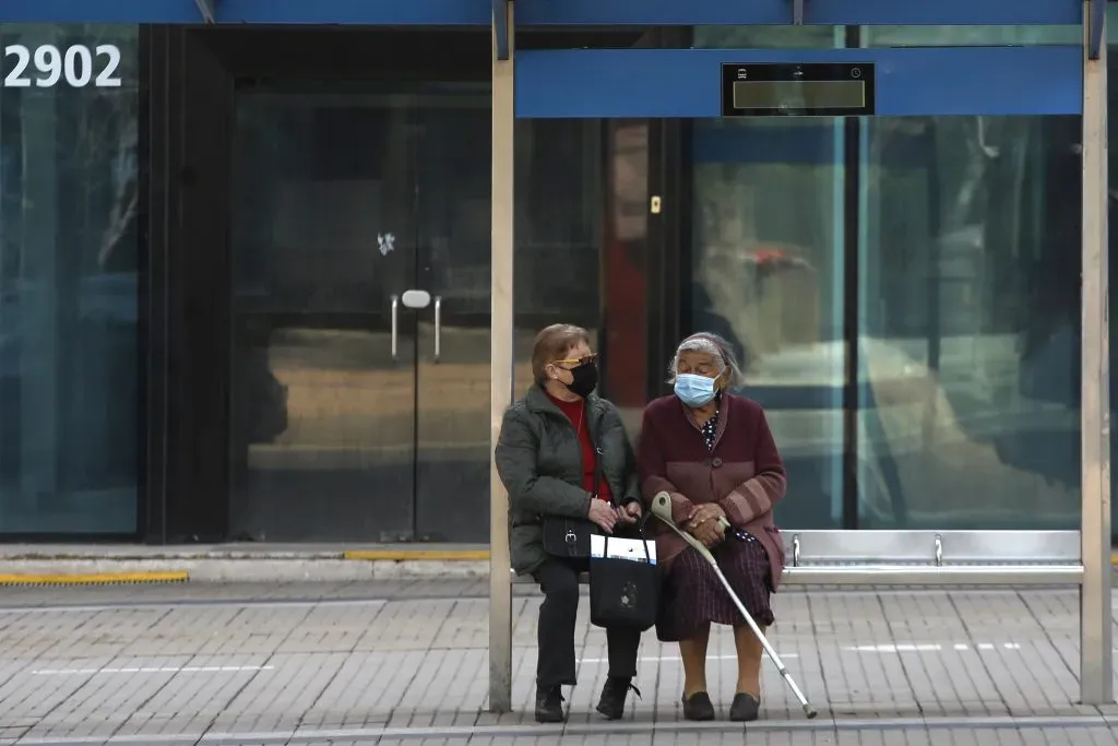 Entre los requisitos de este beneficio, es ser mayor de 65 años. (Foto: Jonnathan Oyarzun-Aton Chile)