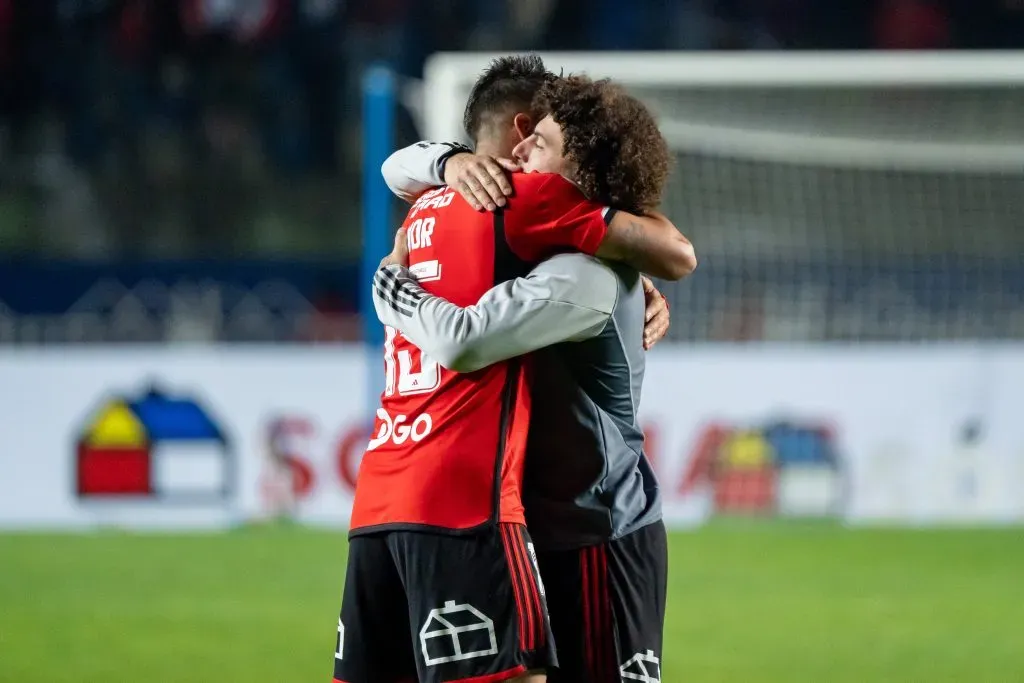 Emiliano Amor y Maximiliano Falcón abrazados luego del empate 2-2 entre Colo Colo y River Plate. (Foto: Guille Salazar/RedGol).