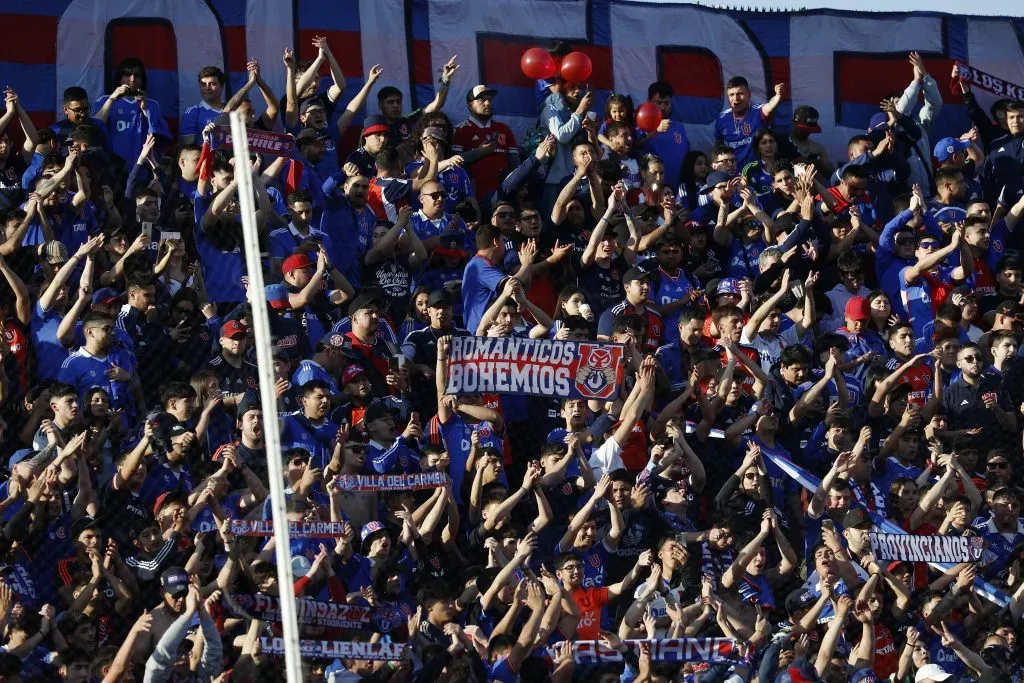 Con el lema “Somos diferentes, somos de la U” comienza campaña de abonados del cuadro universitario para el 2024, que incluye el retorno al Estadio Nacional. Foto: Dragomir Yankovic/Photosport.