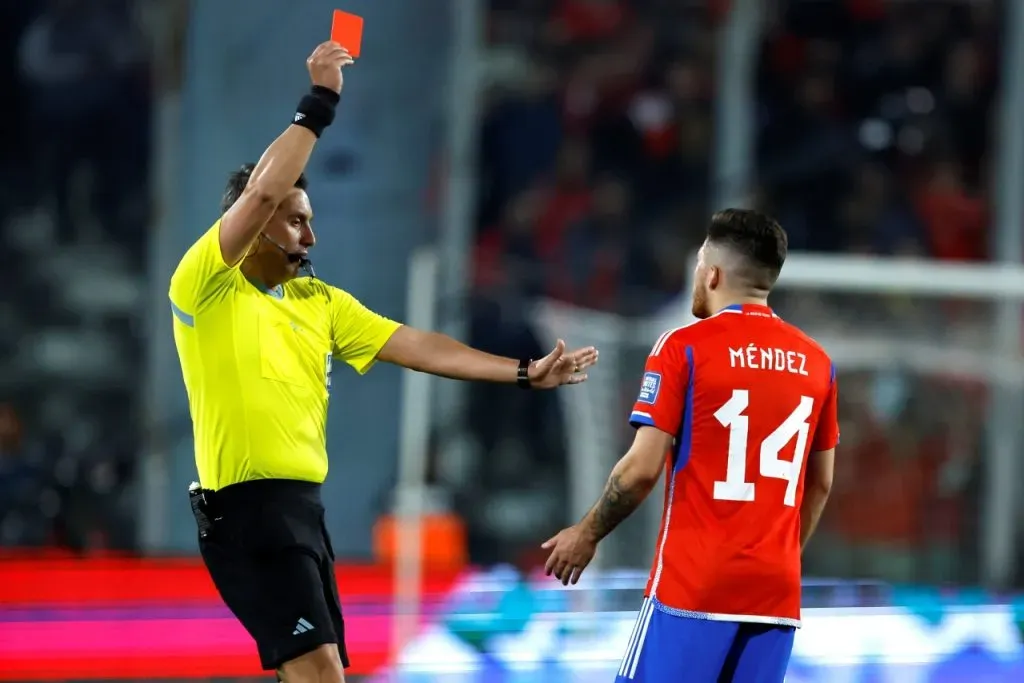 Víctor Felipe Méndez fue expulsado y se pierde duelo de La Roja con Ecuador (Photosport)