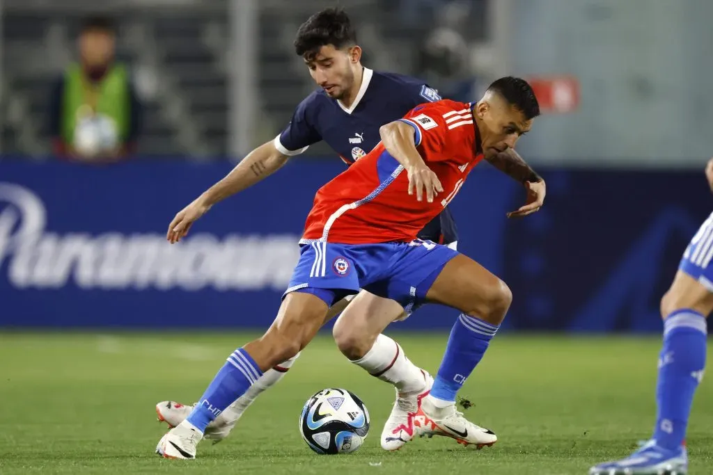 Alexis destaca que la Roja trabaja bien, pero que hay que ayudar con condiciones mínimas en una crítica a la dirigencia. Foto: Andres Pina/Photosport