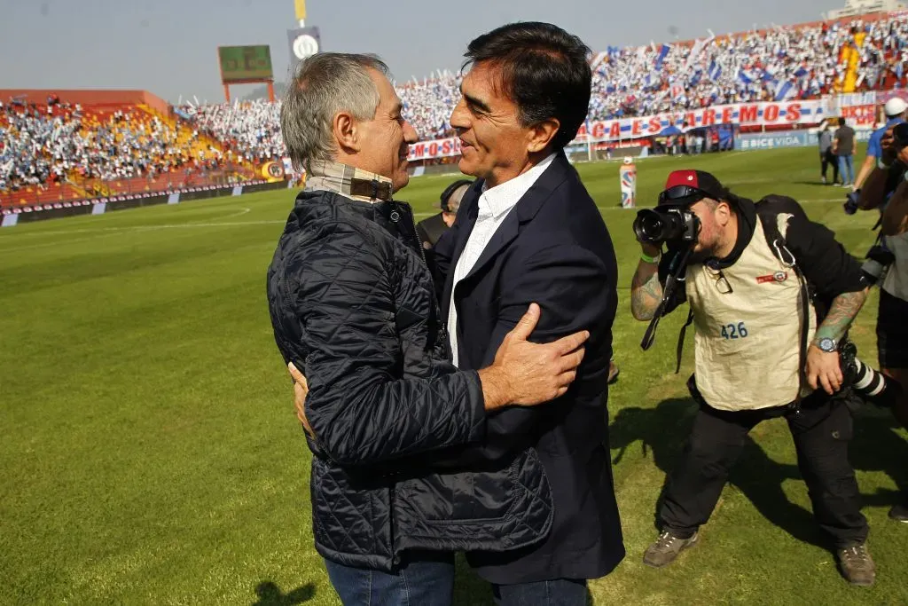 Gustavo Quinteros y otro saludo con Ariel Holan. (Dragomir Yankovic/Photosport).