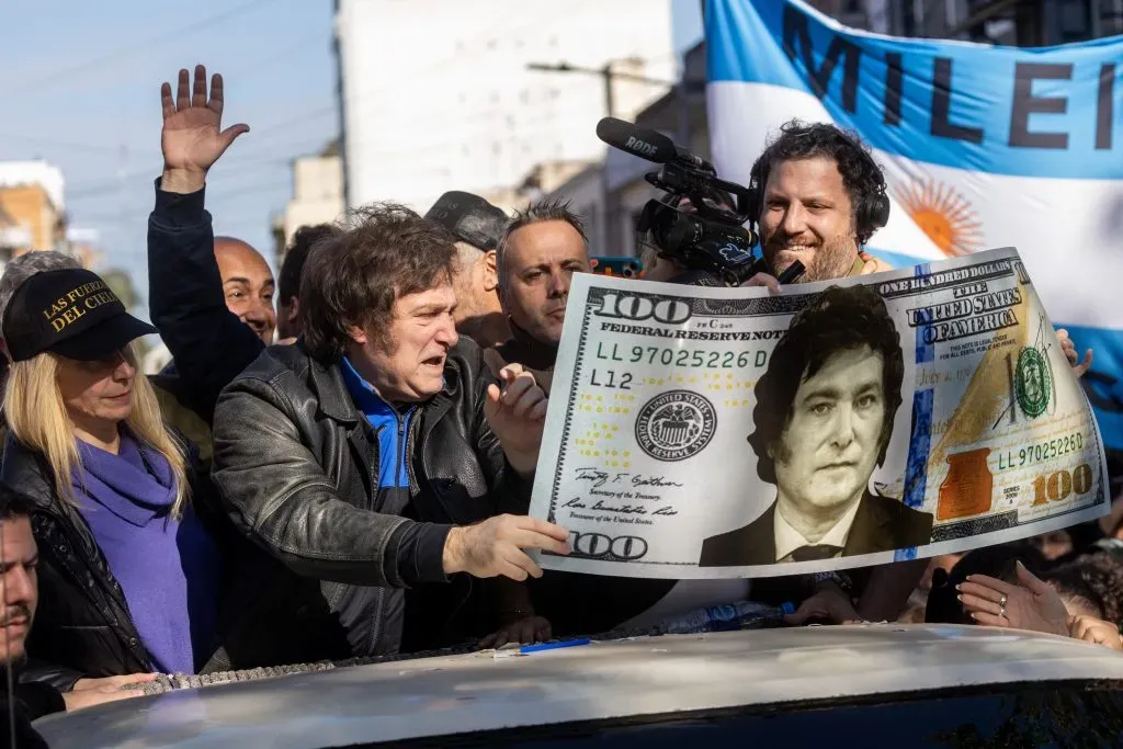 Javier Milei haciendo campaña en Buenos Aires