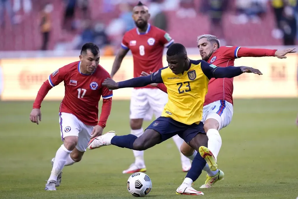 Chile tiene que visita a Ecuador en medio de un duro momento en todos sus niveles. Foto: Getty Images.