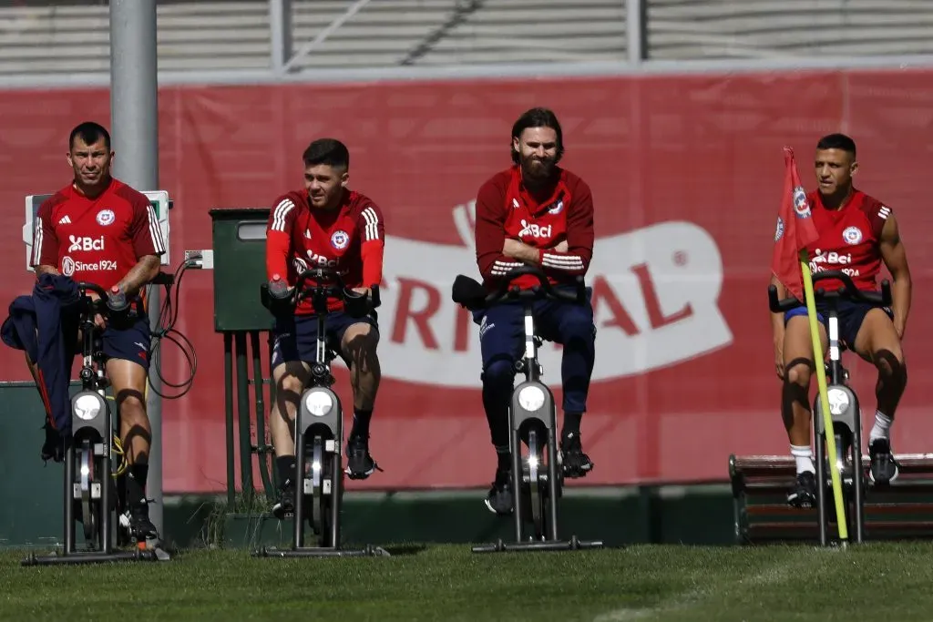 Alexis entrenando junto a sus compañeros en Juan Pinto Durán. Foto: Javier Salvo/Photosport