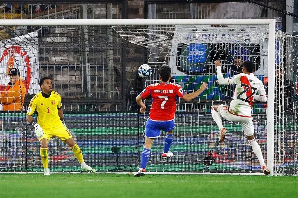 Núñez marcó uno de los goles en la victoria de la Roja ante Perú. Foto: Dragomir Yankovic/Photosport