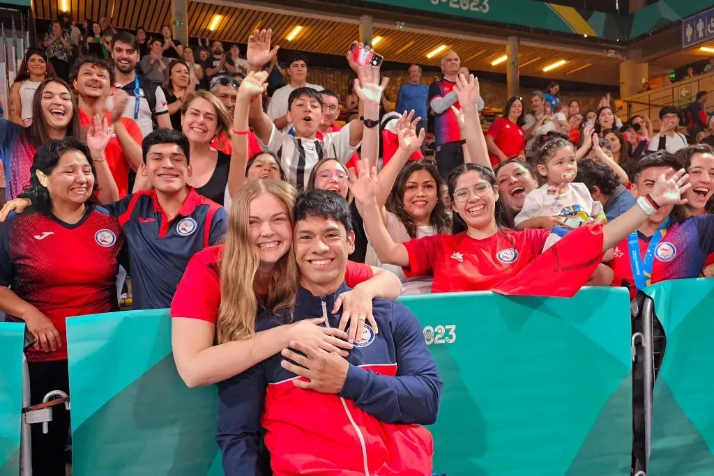 Jorge Carinao y su novia, Camila Schneider, posan felices tras la propuesta de matrimonio del medallista de oro en Para powerlifting. | Foto: IND