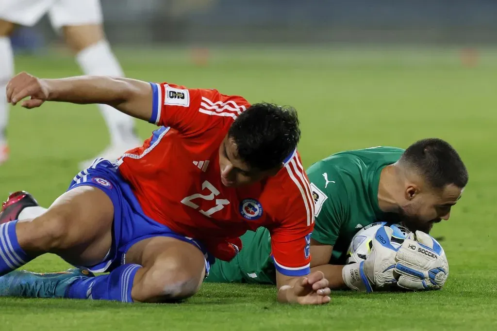 Damián Pizarro con La Roja ante Paraguay.