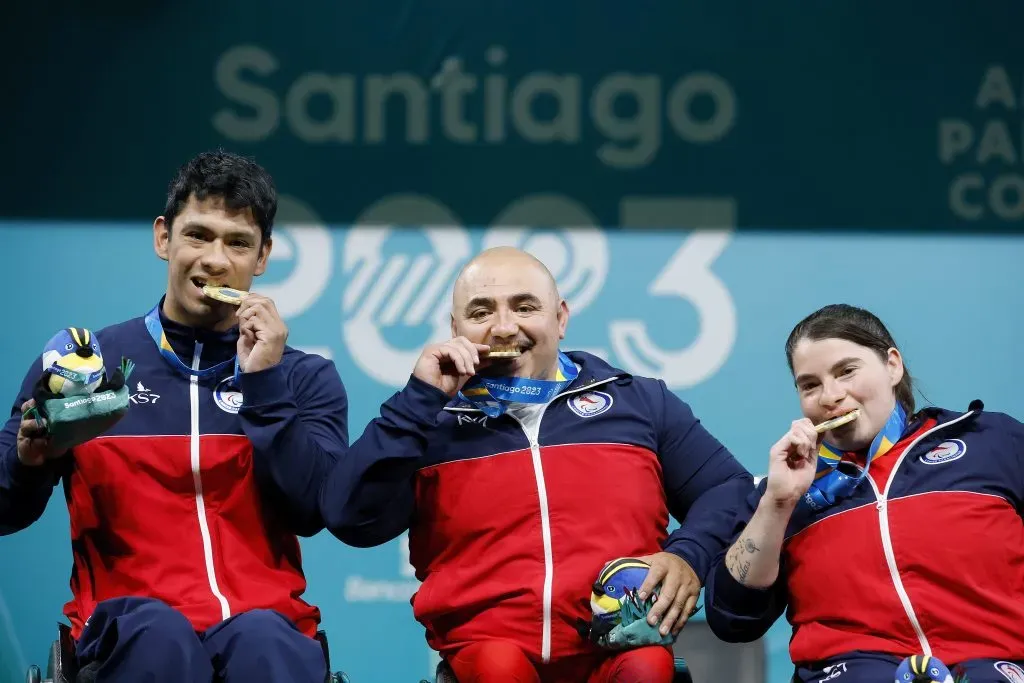 De izquierda a derecha: Jorge Carinao, Juan Carlos Garrido y Camila Campos. El equipo mixto de Para powerlifting le dio el undécimo oro a Chile en los Parapanamericanos. | Foto: Photosport