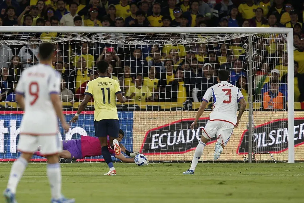 Brayan Cortés hizo lo posible por salvar el arco de Chile, pero no pudo evitar la derrota ante Ecuador. Foto: Carlos Parra, comunicaciones FFCh.