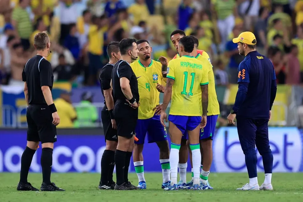 Los brasileños reclamaron al árbitro chileno por su cometido. (Photo by Buda Mendes/Getty Images)