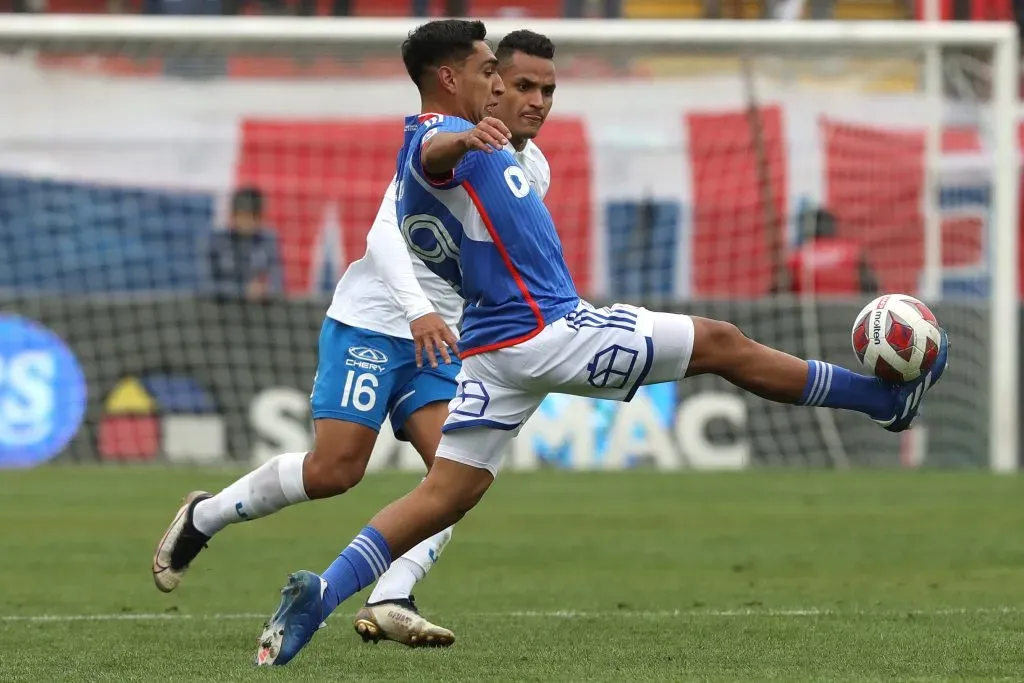 Brayan Rovira en acción durante el Clásico Universitario: intenta marcar al joven Renato Cordero, la figura de aquel triunfo azul. (Javier Salvo/Photosport).