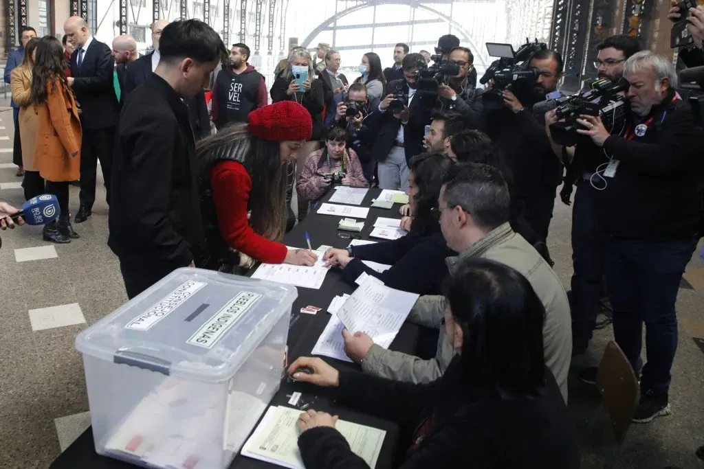 Los vocales de mesa deben, entre otras cosas, verificar la identidad del votante y contar los votos al final de la jornada. (Foto: Dragomir Yankovic-Aton Chile)