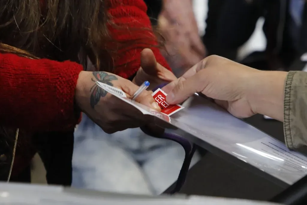 Las multas por no ser vocal de mesa van desde los 2 a las 8 UTM. (Foto: Dragomir Yankovic-Aton Chile)