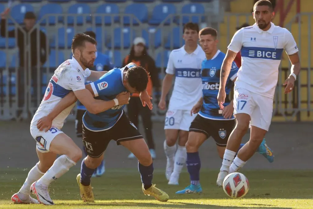 Una imagen del agarrón de Kagelmacher a Maxi Rodríguez.  (Eduardo Fortes/Photosport).