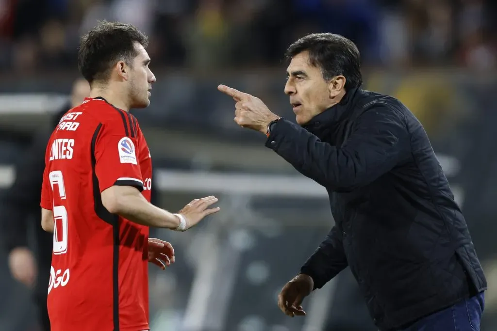 Gustavo Quinteros se imagina dirigiendo a los de camiseta roja. Foto: Felipe Zanca/Photosport