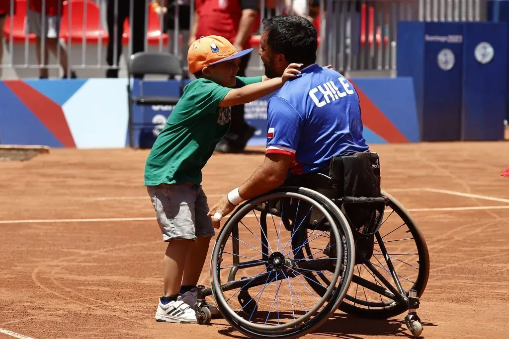 Francisco Cayulef celebra el oro en familia