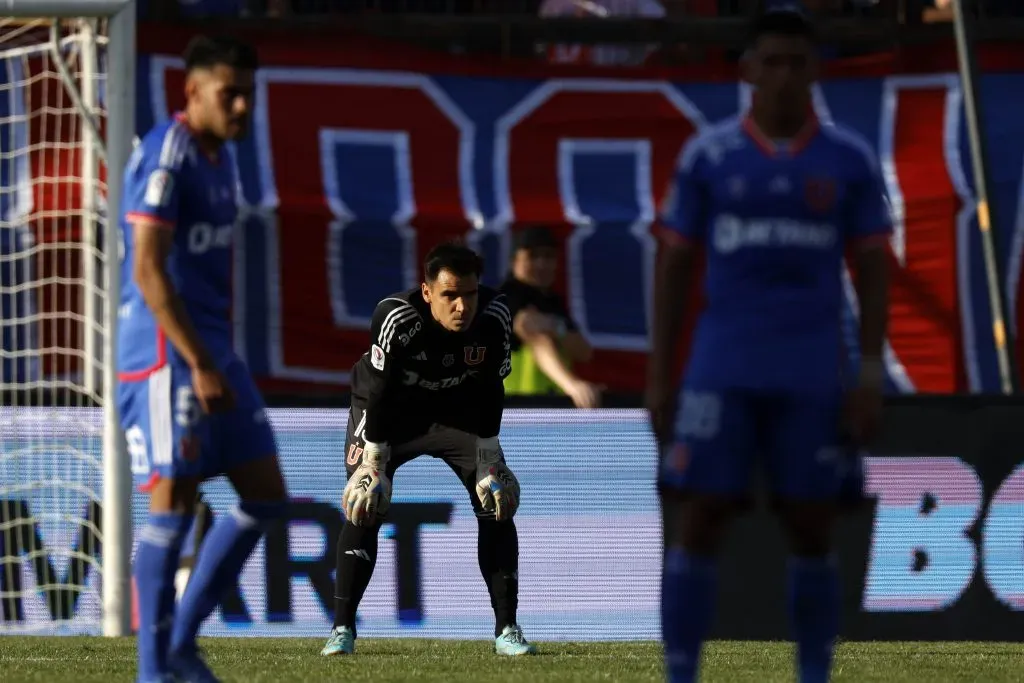 La seguridad que podría ofrecer Toselli en el arco azul todavía no logra traducirse en puntos. | Foto: Photosport.