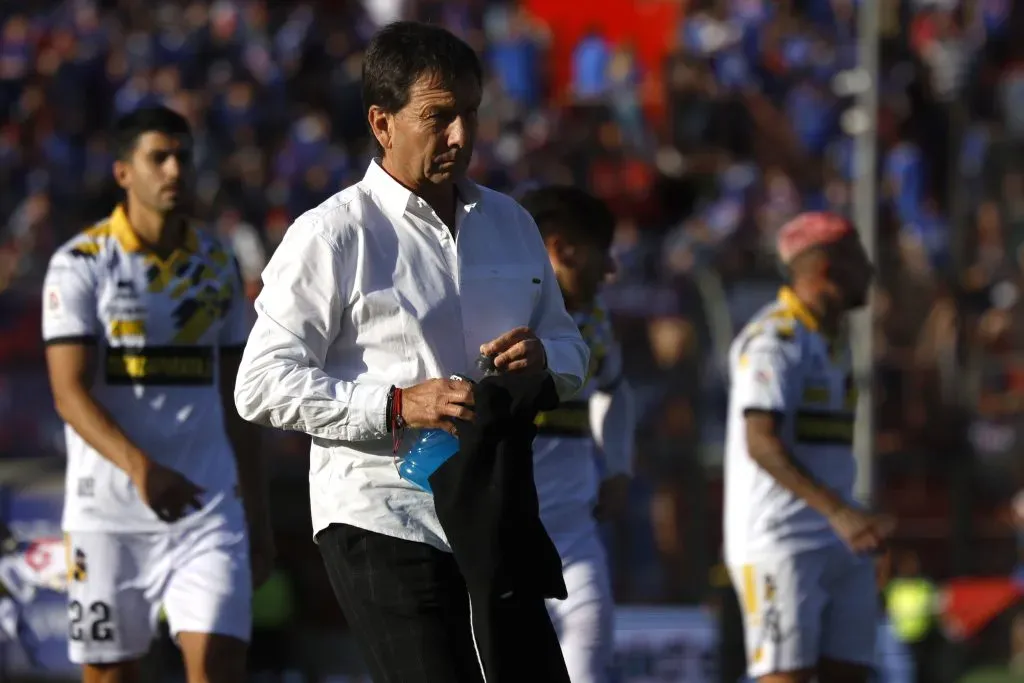 Así se fue del campo de juego el Nano Díaz tras la victoria de Coquimbo Unido ante Universidad de Chile. (Andrés Piña/Photosport).