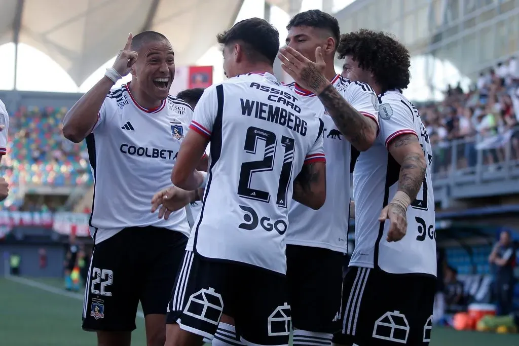 Wiemberg celebra el gol del triunfo de Colo Colo junto a sus compañeros / Foto: Colo Colo