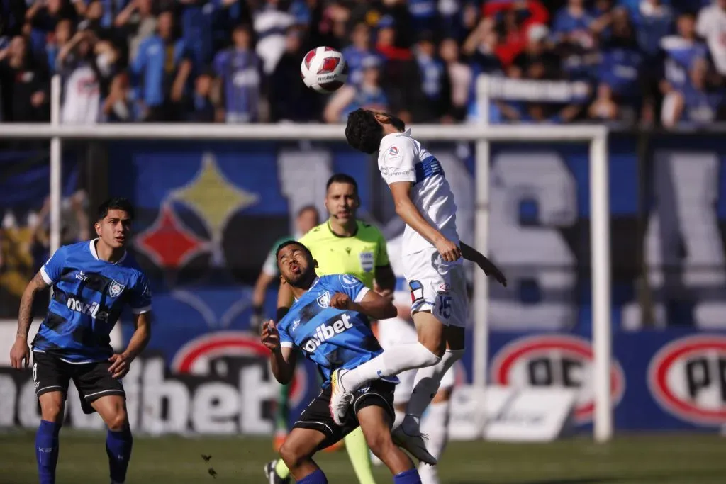 En el duelo ante la UC, Brayan Palmezano fue atacado con gritos xenófobos de los hinchas rivales. Foto: Photosport.