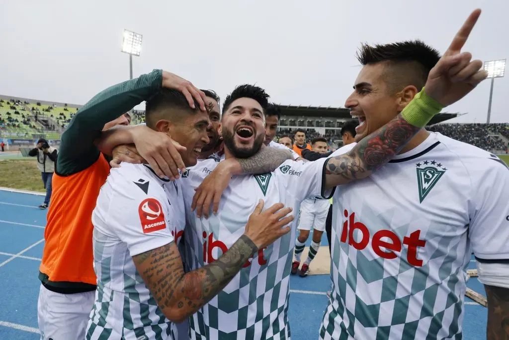 Así festejó Wanderers el golazo de Juan Ignacio Duma en la revancha frente a Temuco. El que más cara de grito de gol tiene es Jorge Gatica, asistidor de la conquista.  (Raúl Zamora/Photosport)-