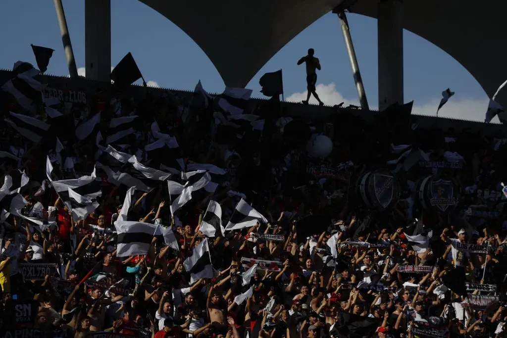 Los hinchas de Colo Colo en La Florida frente a Audax.