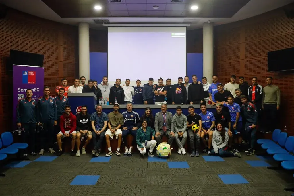 El plantel azul en la foto final de la charla contra la violencia. Foto: U. de Chile