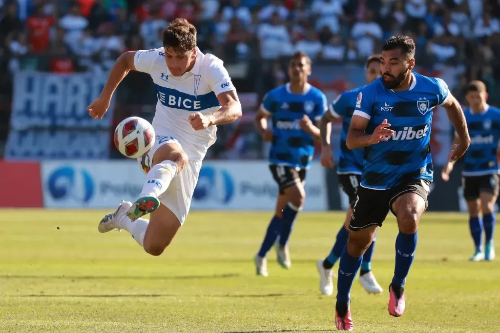 Gonzalo Tapia en acción durante el 1-1 entre Huachipato y la UC en Talcahuano. (Eduardo Fortes/Photosport).