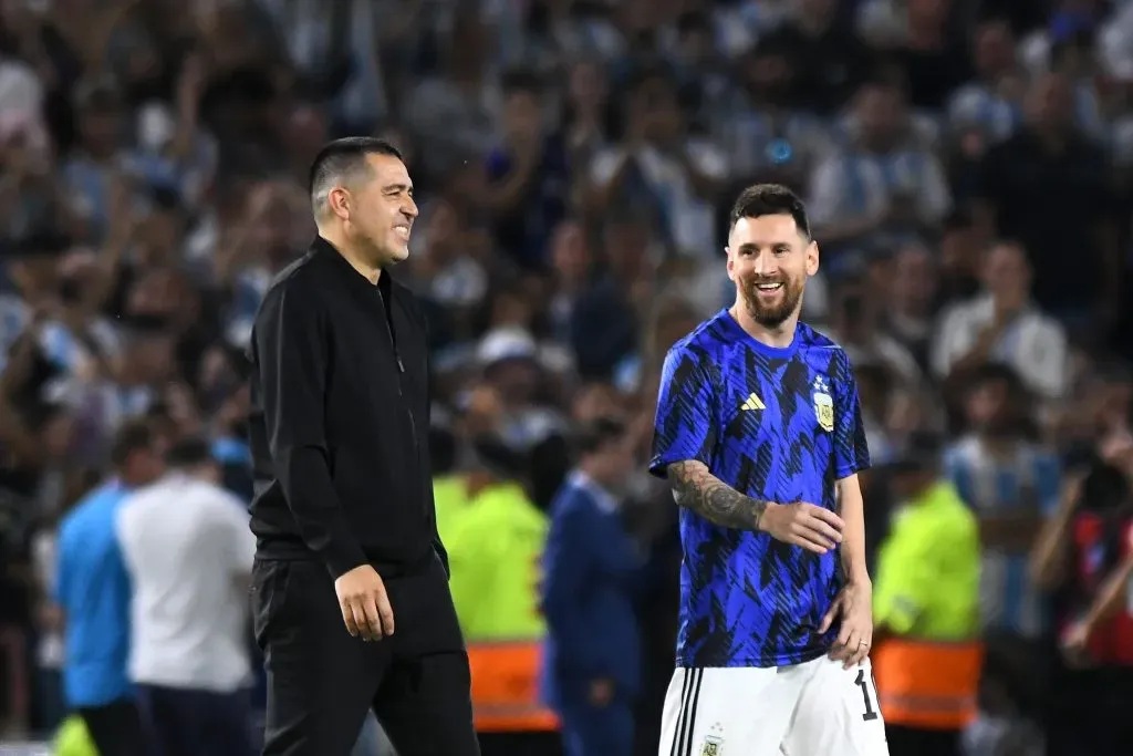 Juan Román Riquelme y la buena onda que tiene con Lionel Messi. Si gana las elecciones, Arturo Vidal jugará en Boca. (Rodrigo Valle/Getty Images).