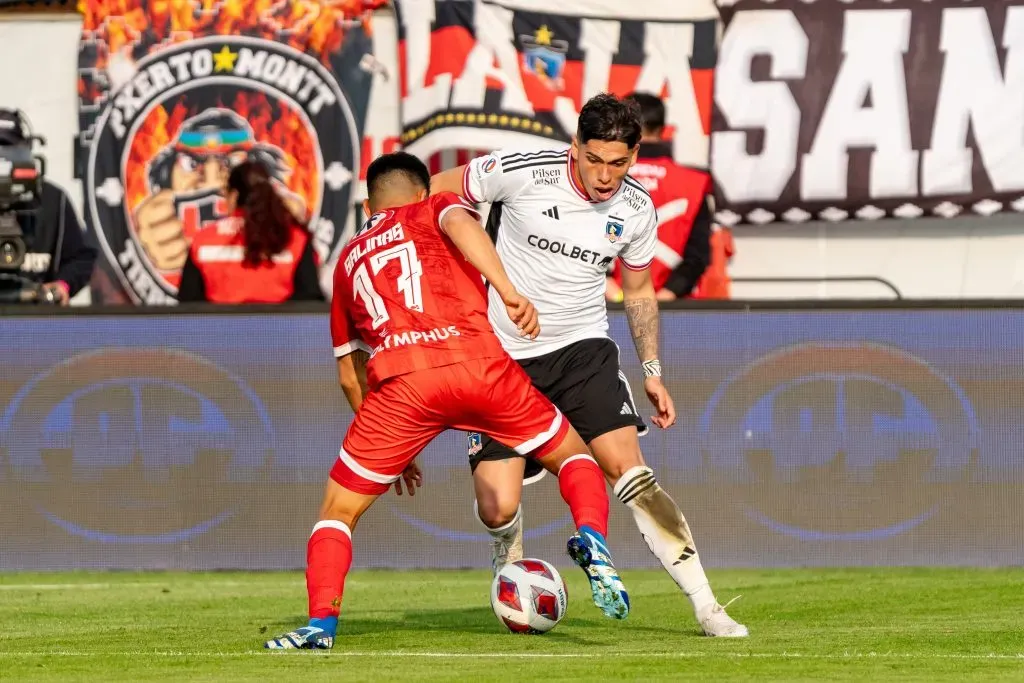 Carlos Palacios encara a Francisco Salinas en la victoria de Colo Colo ante Unión La Calera. (Guille Salazar/RedGol).