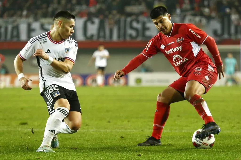 Torta Opazo intenta quitarle el balón a Patricio Rubio. (Mauricio Ulloa/Photosport).