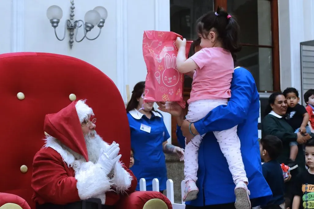 Santiago, 21 de Diciembre 2022.
 CorreosChile realiza el cierre de su campana “Con Correos hacemos la Navidad”, donde los ninos y ninas  recibiran de manos del Viejito Pascuero los regalos que pidieron al inicio de la campaña.
Javier Salvo/ Aton Chile