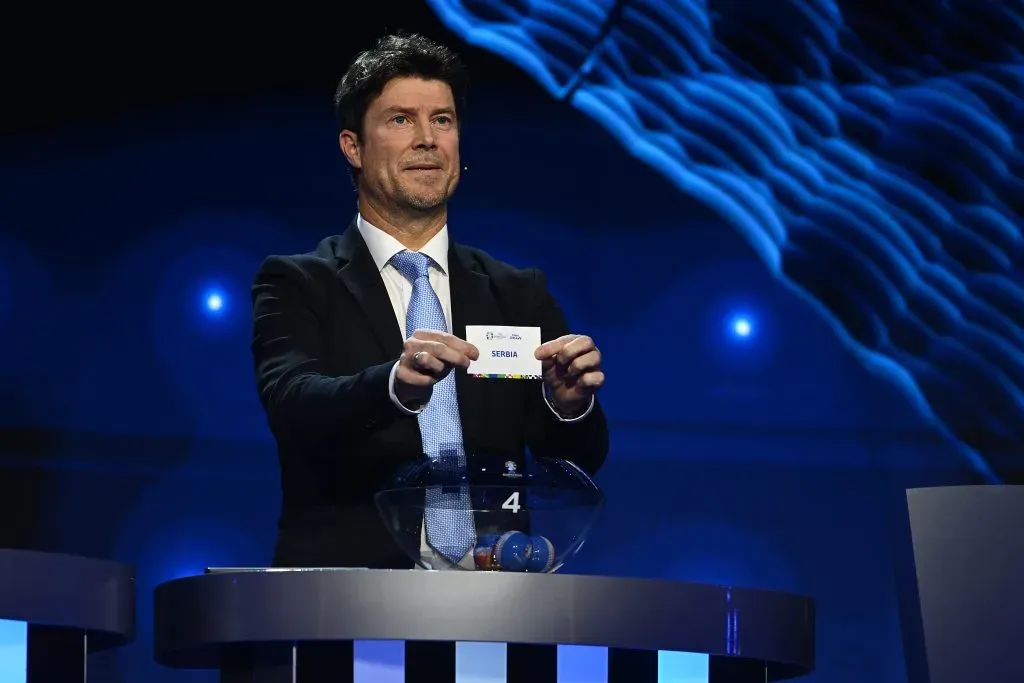 Brian Laudrup intentando no reírse, mientras suenan gemidos de fondo | Getty Images