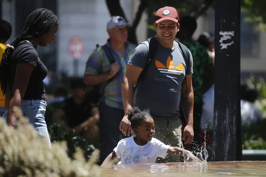 El calor pegará fuerte en los próximos días. Foto: Jonnathan Oyarzun/Aton Chile